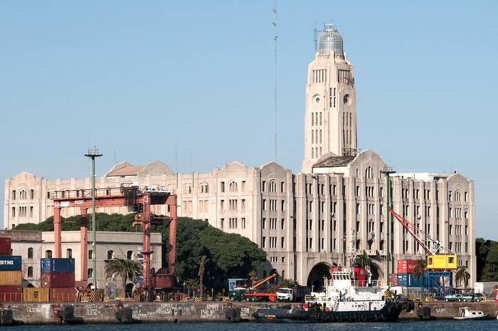 Edificio de Aduanas, puerto de Montevideo, 2009. · Foto: Ricardo Antúnez, adhocFOTOS
