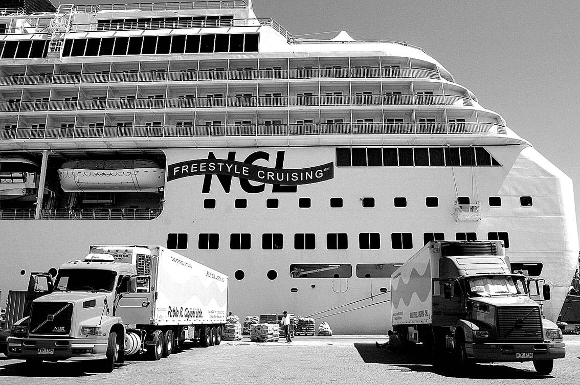 Reaprovisionamiento del Norwegian Sun en el puerto de Montevideo.