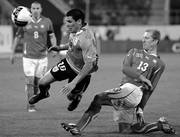 El jugador de la selección Suiza, Stephane Grichting, disputa el balón con Maximiliano Pereira (i) de Uruguay 




