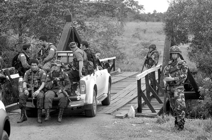 Militares y policías paraguayos patrullan, el miércoles 29 de abril, en la localidad de Arroyito, a 380 kilómetros al norte de Asunción, en los límites de San Pedro y Concepción. · Foto:  Efe, Cándido Maidana
