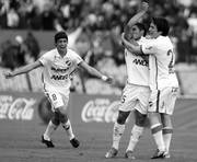 Matías Cabrera, Tabaré Viudez y Mauricio Pereyra, festejan el gol de Nacional.
