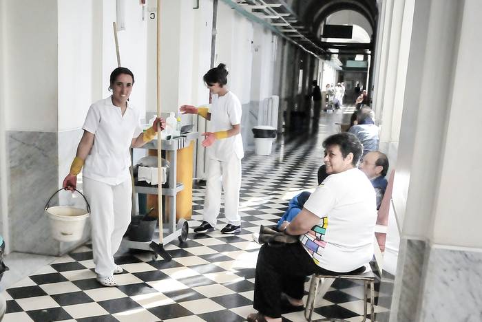 Foto principal del artículo 'Audiencia en Dinatra por contratación de empresa de mantenimiento en el Hospital de Colonia que perjudica a cooperativa' · Foto: Javier Calvelo, adhocFOTOS