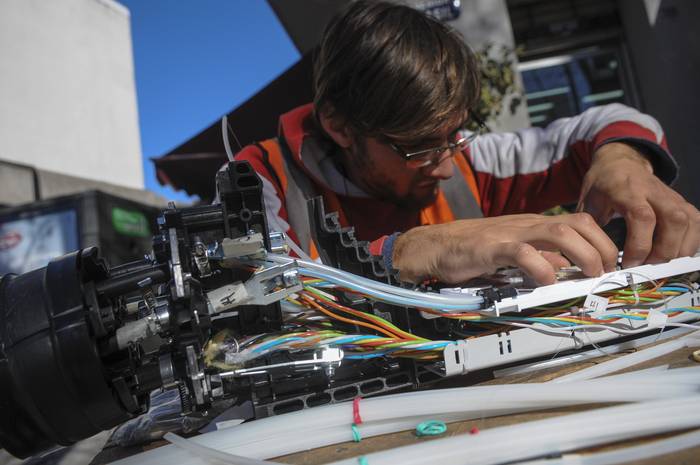 Trabajos en el tendido de la red de fibra óptica en Montevideo (archivo, julio de 2012). · Foto: Nicolás Celaya
