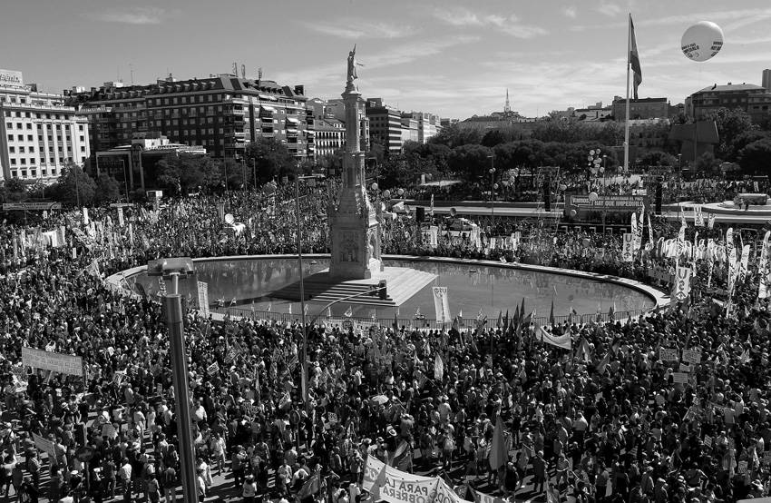 Vista de la plaza de Colón donde finalizó la Marcha a Madrid contra los recortes del Gobierno, convocada por las más de cien organizaciones sindicales y sociales que forman la Cumbre Social, y que ha transitado por los ejes Castellana- Recoletos y Alcalá-Goya