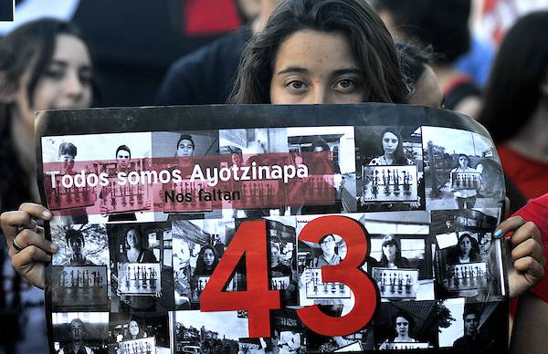 Marcha por los 43 normalistas de Ayotzinapa en el centro de Montevideo (archivo, noviembre de 2014). · Foto: Javier Calvelo, adhocFOTOS