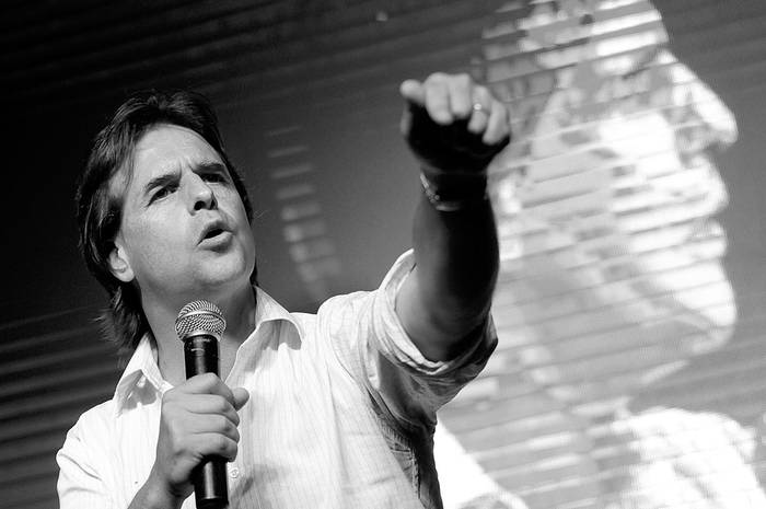Luis Lacalle Pou habla en el acto final de la campaña, ayer en San Carlos. Foto: Javier Calvelo