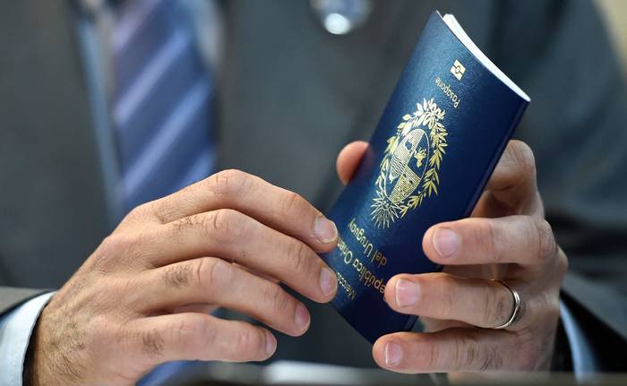 Foto principal del artículo 'Tras caso Marset, la cancillería e Interior cambiaron el decreto para poder sacar el pasaporte desde el exterior' · Foto: Nicolás Celaya / adhocFOTOS