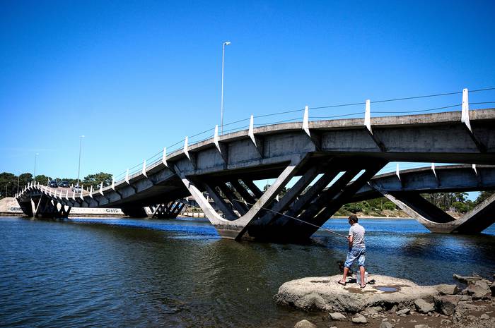 Puente Leonel Viera, en la Barra de Maldonado (archivo, febrero de 2018). · Foto: Javier Calvelo, adhocFOTOS