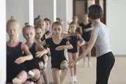 Clase de gimnasia - danza a niñas de 9 y 10 años a cargo de Elena, en el Centro Deportivo Gracia, en Samara, en el suroeste de Rusia.