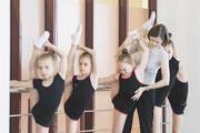 Clase de gimnasia rítmica para niñas de entre ocho y diez años, a cargo de Elena, en el centro deportivo Gracia de Samara.