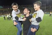 Walter Gargano y sus hijos, tras la victoria ante Progreso y obtención del título del Campeonato Clausura.
