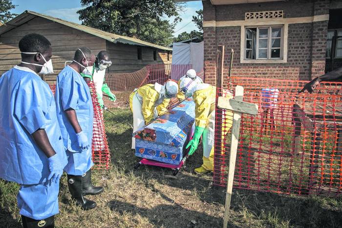 Desinfección de un ataúd de un enfermo de ébola no confirmado, en un centro de tratamiento del ébola, en Beni, el Congo. Foto: John Wessels, AFP (archivo, agosto de 2018).