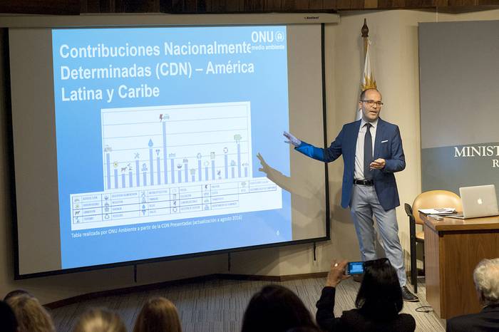 Jose Dallo, durante la conferencia sobre "El derecho ambiental en el contexto internacional", el 15 de mayo. · Foto: Federico Gutiérrez