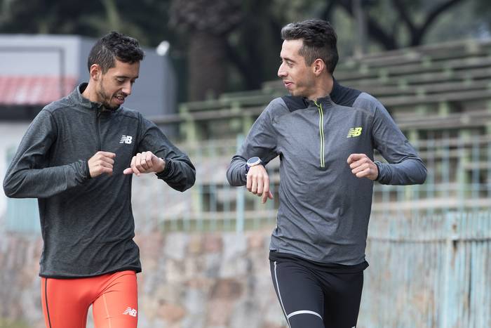 Los hermanos Nicolás y Martín Cuestas, durante un entrenamiento en la pista de Atletismo Darwin Piñeyrúa.  · Foto: Sandro Pereyra
