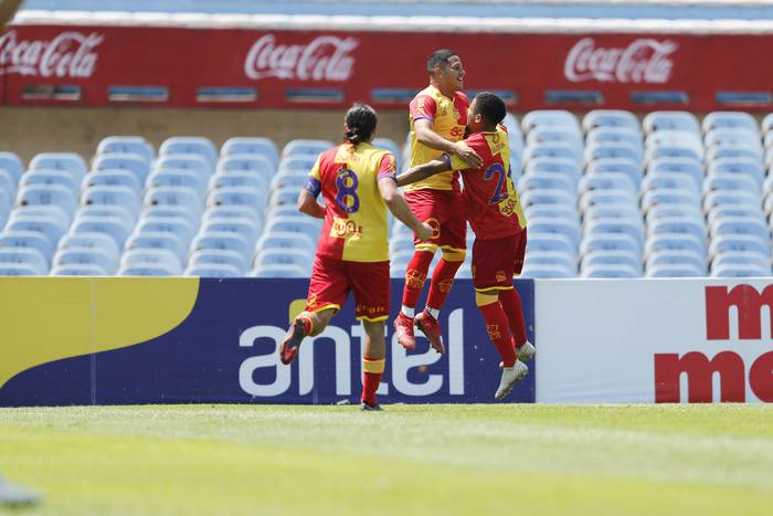 Juan Moreira festejando con Erik de los Santos y Santiago López, el gol de Villa Española, el 19 de octubre, en el estadio Centenario.  · Foto: Mariana Greif