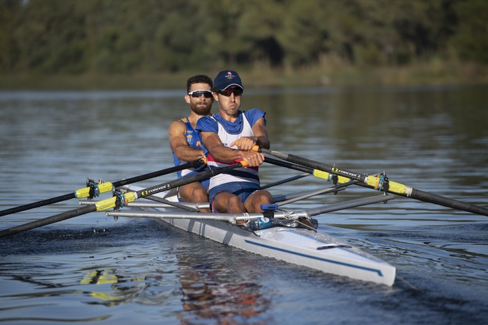 Felipe Klüver y Bruno Cetraro, durante un entrenamiemto de la selección pre olímpica de de remo, en el Lago Calcagno. (archivo, marzo de 2020) · Foto: Sandro Pereyra