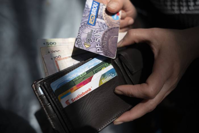 Foto principal del artículo 'La tarjeta del cajero se convirtió en el medio de pago más utilizado por los uruguayos' · Foto: Pablo Vignali