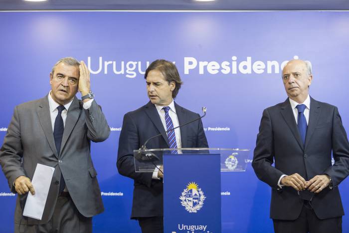  Jorge Larrañaga, Luis Lacalle Pou y  Javier García en Torre Ejecutiva. Archivo, mayo 2020. · Foto: .