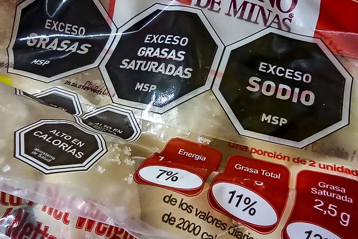 Rotulado nutricional de los alimentos en supermercado en Montevideo. · Foto: Javier Calvelo, adhocFOTOS