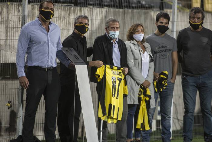 Óscar Tabárez, acompañado por familiares y dirigentes de Peñarol, en el homenaje que el club le rindió al técnico de la selección uruguaya. · Foto: .