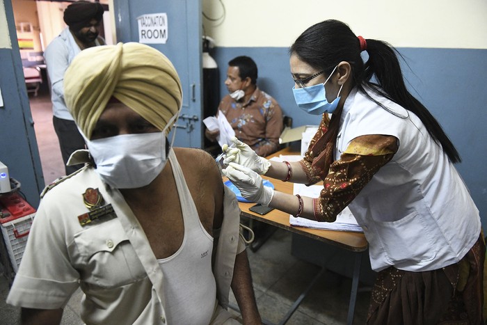 Vacunación contra la covid-19, el 1 de abril, en un hospital de Ajnala, India. · Foto: Narinder Nanu, AFP
