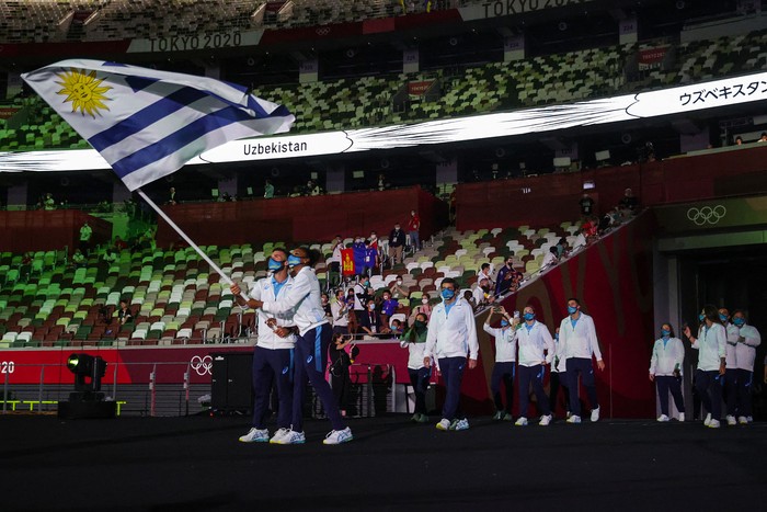 Bruno Cetraro y Deborah Rodríguez,  encabezan la delegación durante el desfile en la ceremonia inaugural de los Juegos Olímpicos de Tokio 2020, en el Estadio Olímpico de Tokio, el 23 de julio de 2021. Foto: Hannak Mckay, pool, AFP