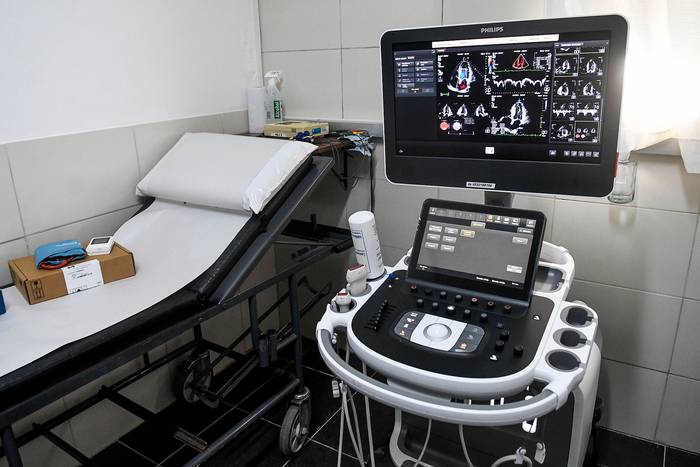 Ecógrafo en la unidad cardiológica en el Hospital Español de Montevideo. · Foto: Javier Calvelo, adhocFOTOS