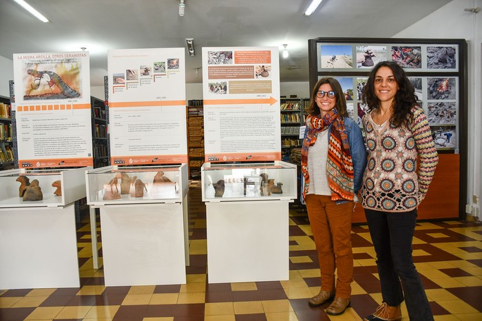 Las arqueólogas Elena Vallvé y Maira Malán, junto a la exposición La misma Arcilla. · Foto: Ignacio Dotti