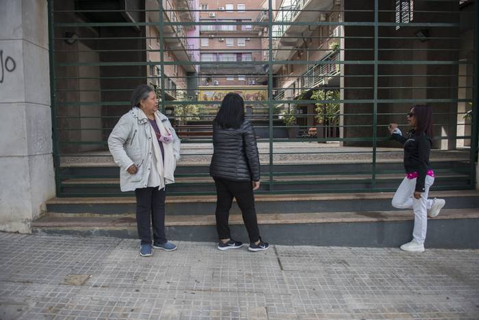Olguita Celestino, Susana Albornoz y Silvia González, en la puerta de lo que fue el conventillo de Medio Mundo. (archivo, octubre de 2021) · Foto: Alessandro Maradei