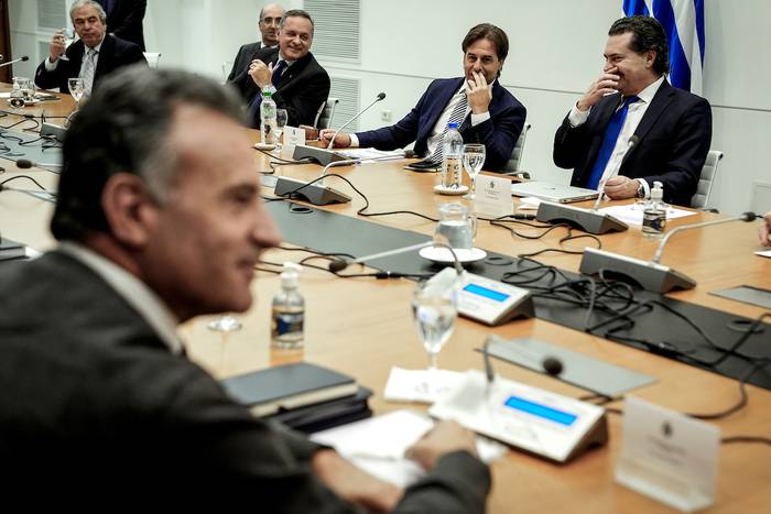 Luis Lacalle Pou, durante unl Consejo de Ministros en Torre Ejecutiva, en Montevideo (archivo, junio de 2022). · Foto: Javier Calvelo, adhocFOTOS
