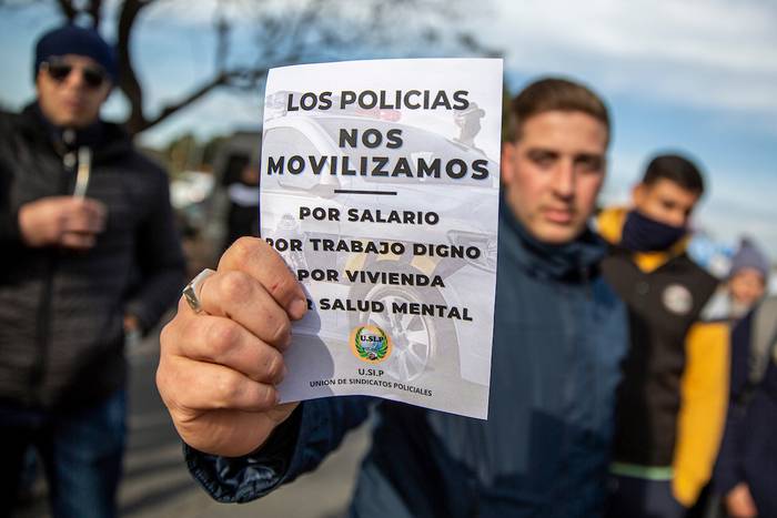 Movilización en reclamo de mejoras salariales de la Unión de Sindicatos Policiales en el Palacio Legislativo en Montevideo (14.07.2022). · Foto: Mauricio Zina, adhocfotos