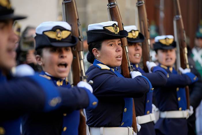 Foto principal del artículo 'Por primera vez en la historia de las Fuerzas Armadas dos mujeres serán designadas coroneles' · Foto: Javier Calvelo, adhocFOTOS