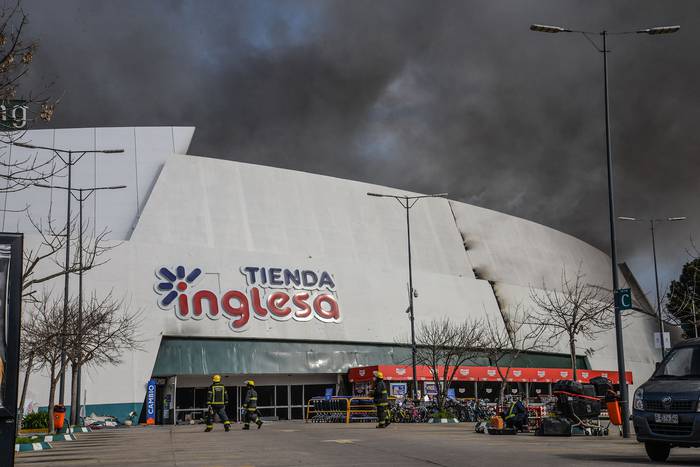 Incendio en Tienda Inglesa de Punta del Este. · Foto: Natalia Ayala