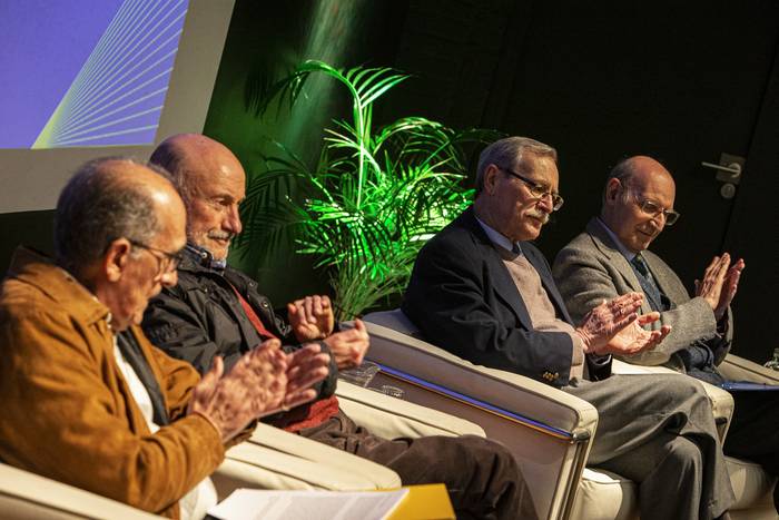 Rodolfo Gambini, Julio Fernández, Ricardo Ehrlich y Eduardo MIzraji, en el salón de actos de la Facultad de Ciencias. · Foto: .