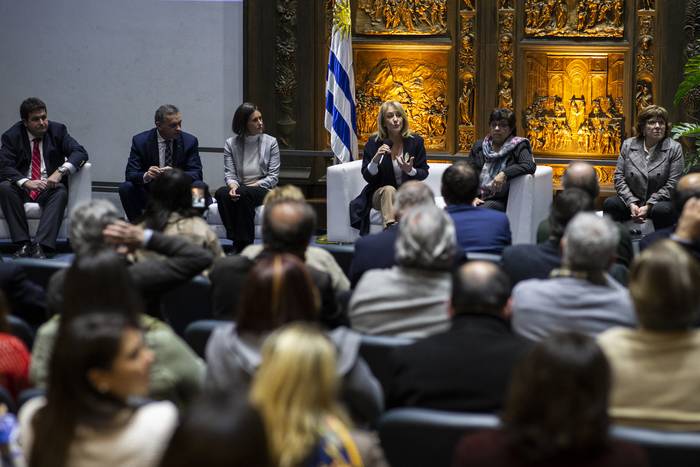 Martín Fernández, Álvaro Delgado, Marta Ramírez, Carolina Cosse, Alicia Maneiro y Graciela Fernández   en el salón Azul de la Intendencia · Foto: .