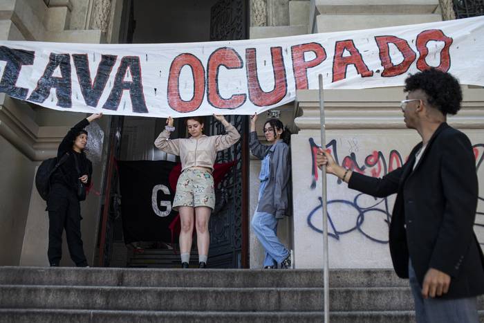 Estudiantes durante la ocupación en el liceo IAVA · Foto: .