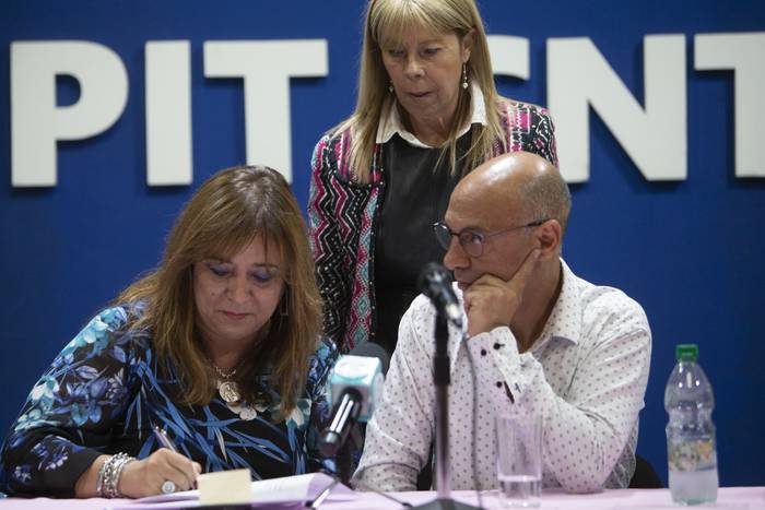 Irene Moreira y Marcelo Abdala, el 22 de noviembre, durante la firma del convenio en la sede sindical, en Montevideo. · Foto: .