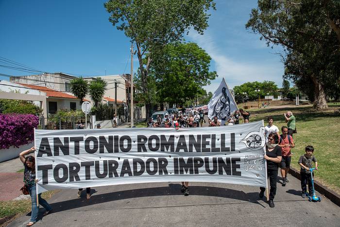 Escrache de Plenaria Memoria y Justicia al represor Antonio Romanelli, el sábado, en Carrasco. · Foto: Martín Varela Umpiérrez