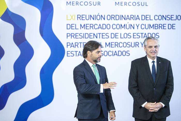 Luis Lacalle Pou y Alberto Fernández, en el edificio Mercosur. · Foto: .