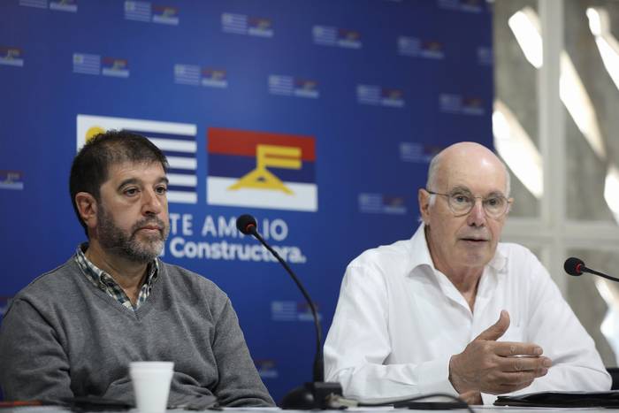 Fernando Pereira y Enrique Rubio, durante una conferencia de prensa luego de finalizada la reunión del Secretariado Ejecutivo del Frente Amplio. · Foto: Rodrigo Viera Amaral