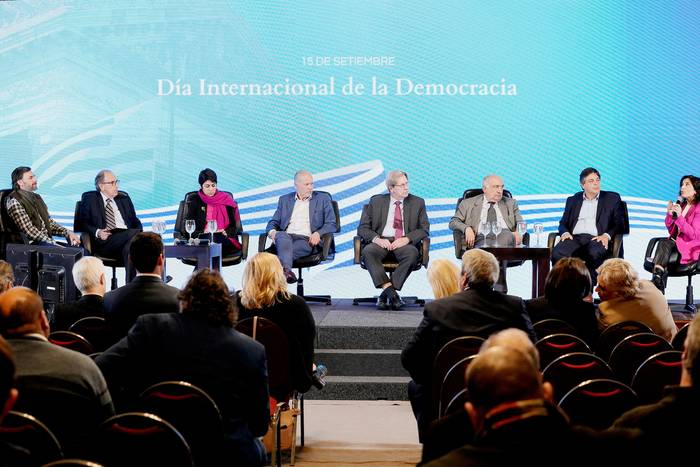 Acto de conmemoración del Día Internacional de la Democracia en el salón de eventos especiales del Palacio Legislativo, el 15 de setiembre, en Montevideo. · Foto: Javier Calvelo, adhocFOTOS