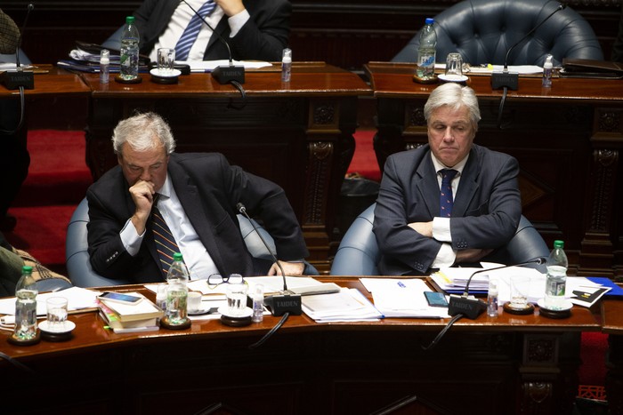 Luis Alberto Heber y Francisco Bustillo, el 22 de agosto, en la Cámara de Senadores. · Foto: Ernesto Ryan