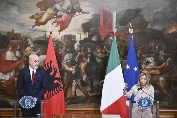 La primera ministra de Italia, Giorgia Meloni, y el primer ministro de Albania, Edi Rama, el 6 de noviembre de 2023, en el Palazzo Chigi. · Foto: Tiziana Fabi, AFP