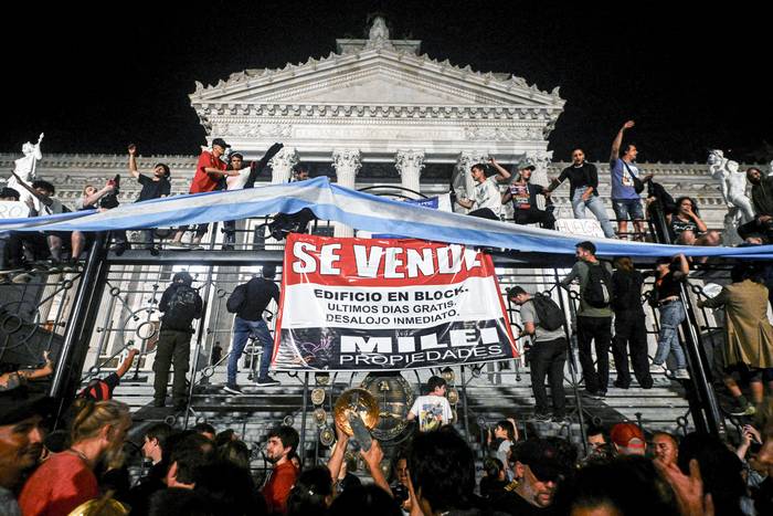 Manifestación contra el nuevo gobierno del presidente argentino, Javier Milei, frente al Congreso Nacional, en Buenos Aires, el 20 de diciembre. · Foto: Luis Robayo, AFP