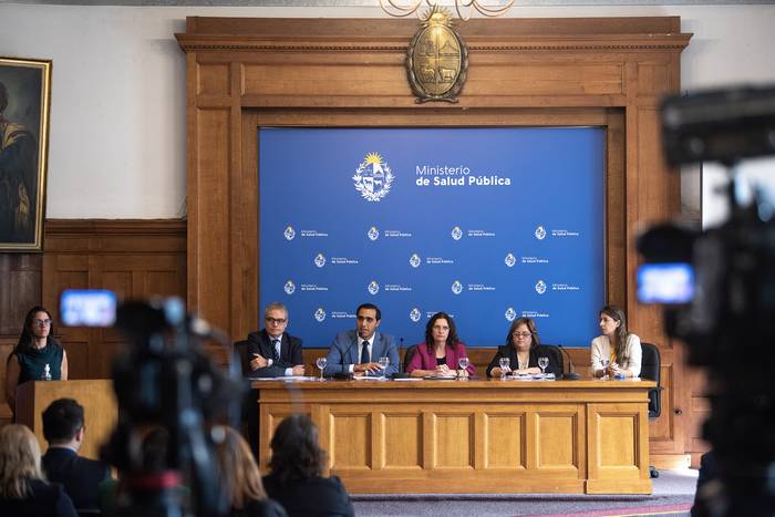 Conferencia de prensa de las autoridades de las autoridades del Ministerio de Salud Pública, durante la  presentación de la campaña de vacunación contra la gripe. · Foto: Gianni Schiaffarino
