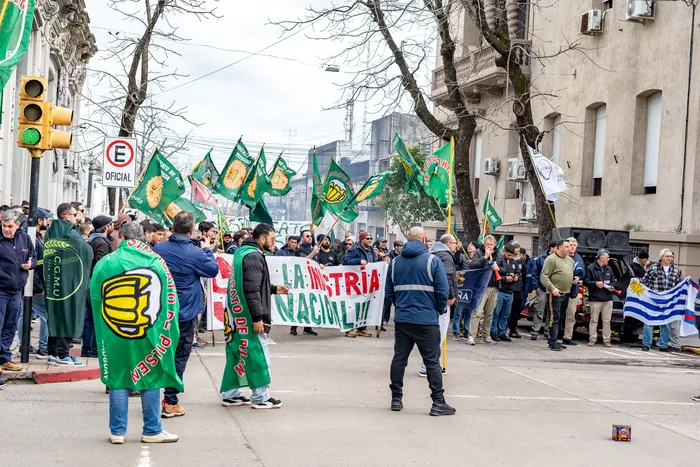 Movilización de trabajadores de la bebida, el 23 de julio, en Paysandú. · Foto: Santiago Felitas