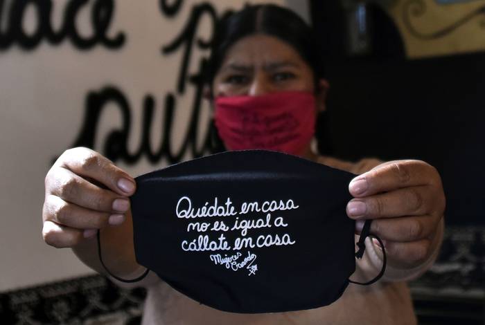 Emiliana Quispe, integrante del grupo feminista Mujeres Creando, el 5 de mayo, en La Paz, Bolivia. · Foto: Aizar Raldes, AFP