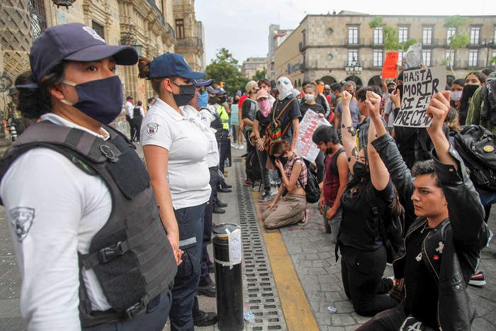 Manifestación en el centro de Guadalajara, México, en protesta por la muerte de Giovanni López a manos de la policía. · Foto: Francisco Guasco, EFE