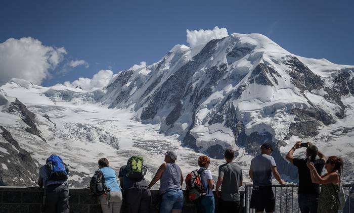 El efecto del deshielo se ve en la montaña Breighton y el glaciar Grenzgletscher, el 8 de agosto de 2020, en el Gornergrat, Suiza. 
 · Foto:  Fabrice Coffrini, Efe