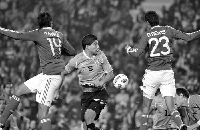 Luis Suarez de Uruguay y Nestor Araujo y Diego Reyes de Mexico durante el tercer partido de primera fase del Grupo C de la Copa América · Foto: Javier Calvelo